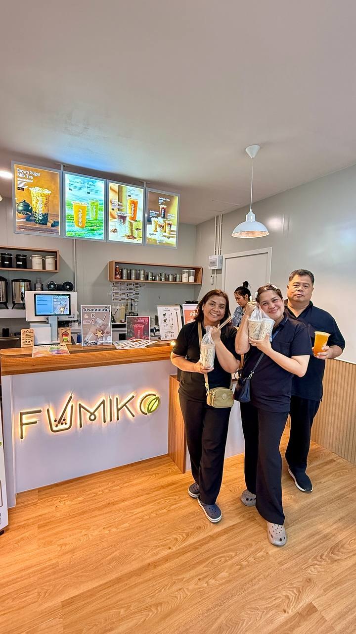 ลูกค้าถ่ายรูปที่เคาน์เตอร์