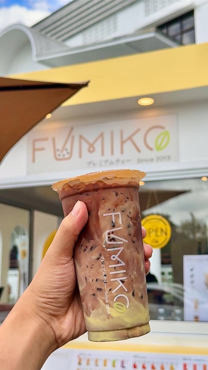 ถือแก้วชาหน้าป้าย