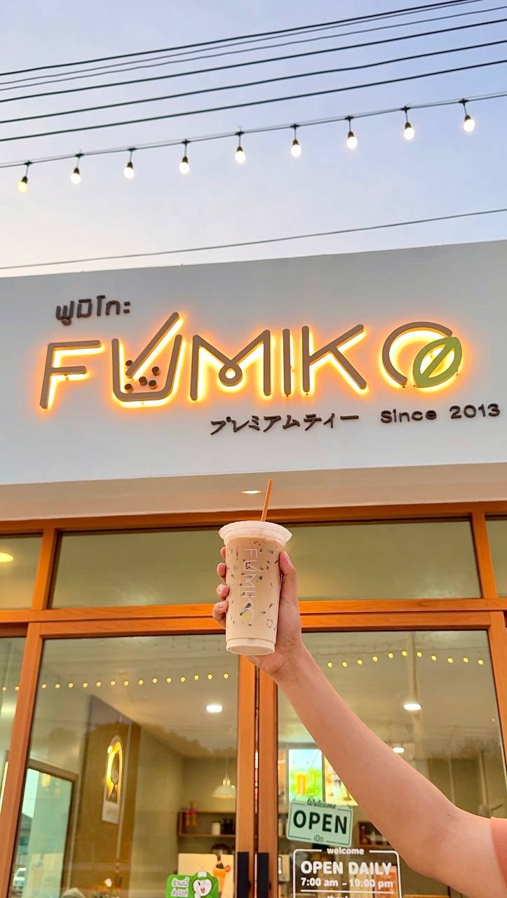 ถือแก้วหน้าป้ายไฟกลางคืน