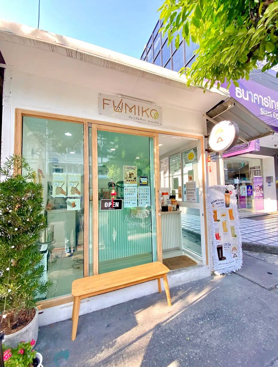 หน้าร้านกลางวัน